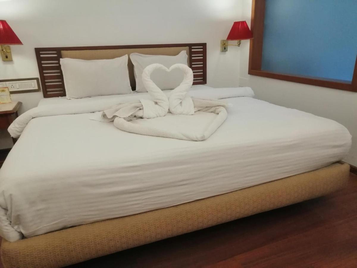 Maharaja Regency Hotel Satara Buitenkant foto
