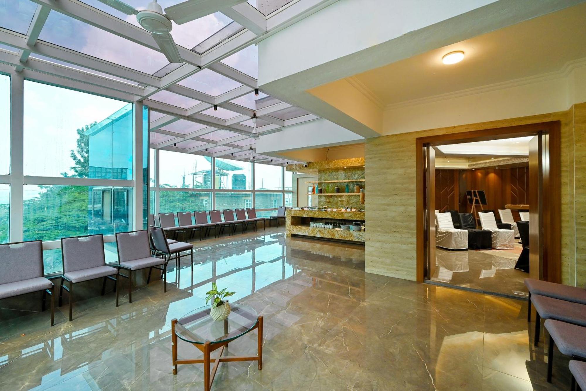 Maharaja Regency Hotel Satara Buitenkant foto