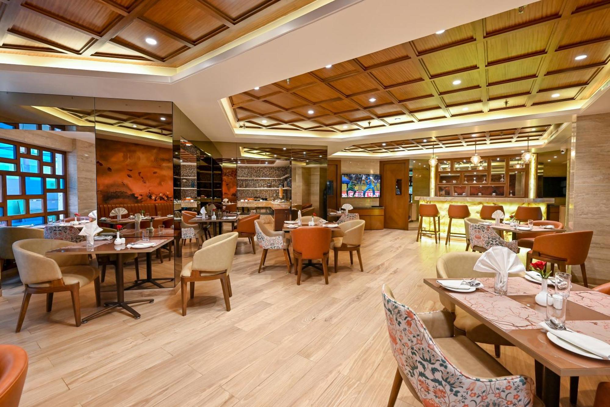 Maharaja Regency Hotel Satara Buitenkant foto