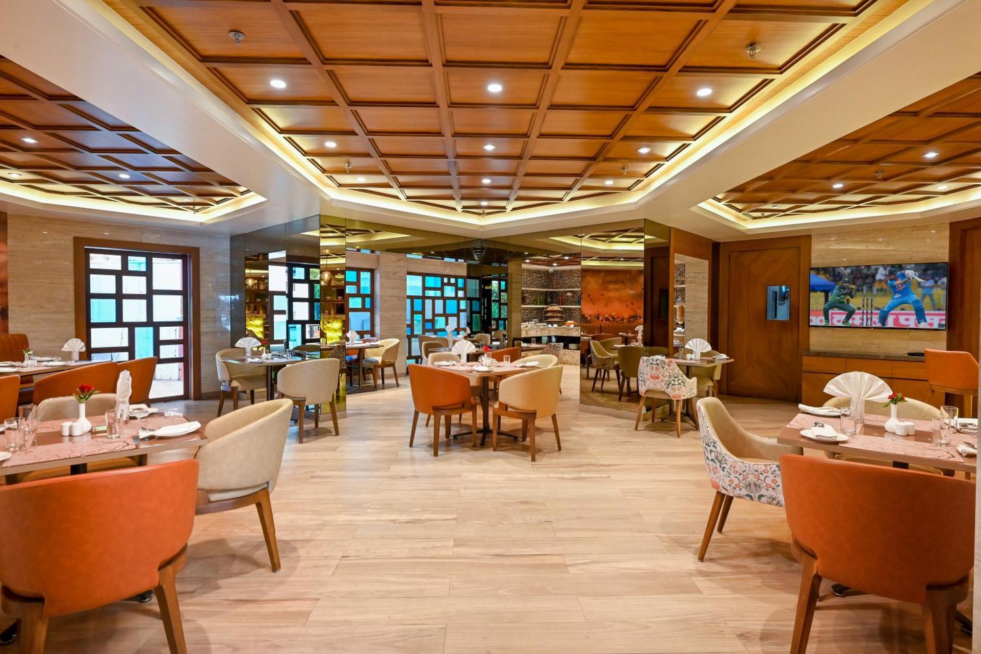 Maharaja Regency Hotel Satara Buitenkant foto