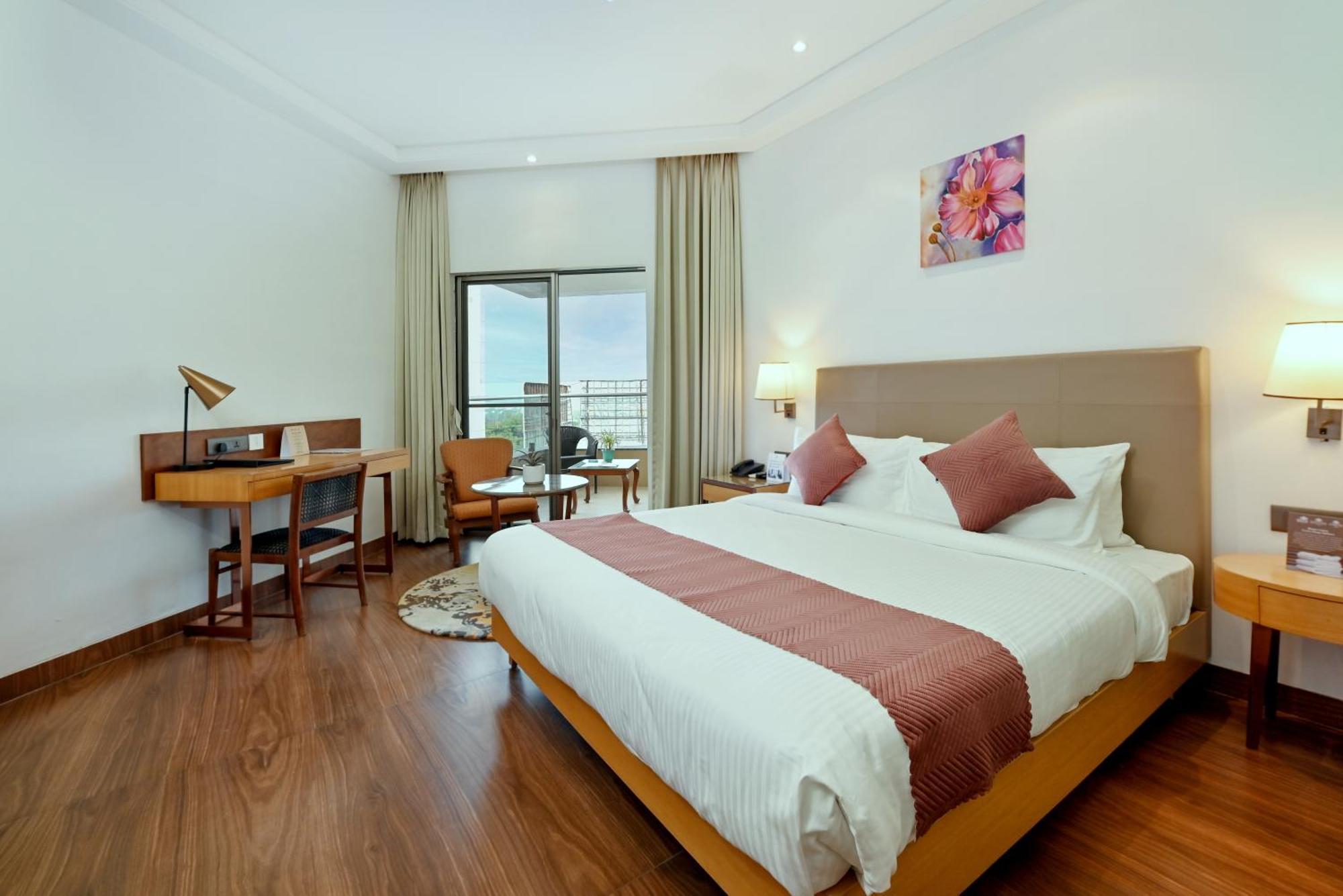Maharaja Regency Hotel Satara Buitenkant foto