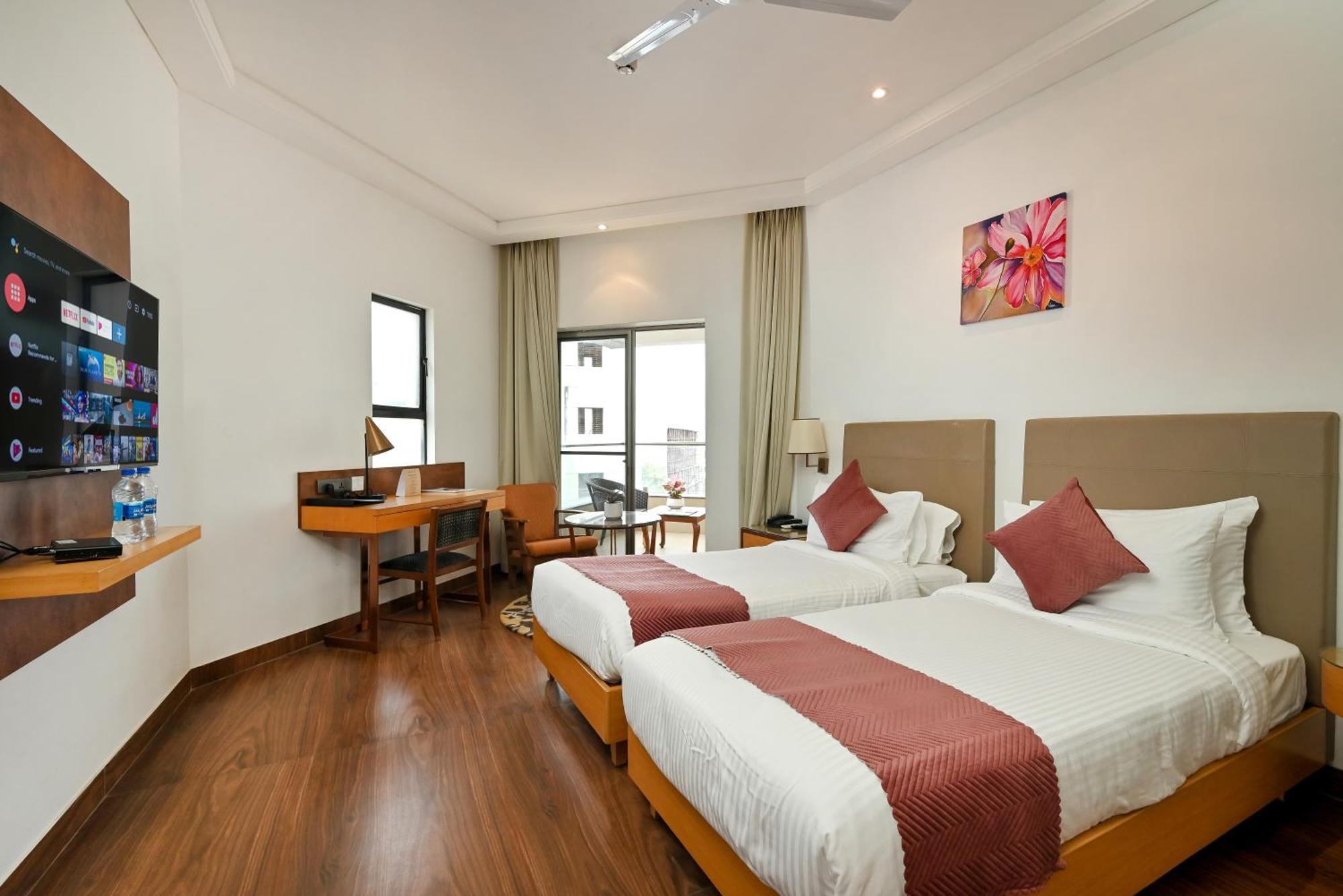 Maharaja Regency Hotel Satara Buitenkant foto