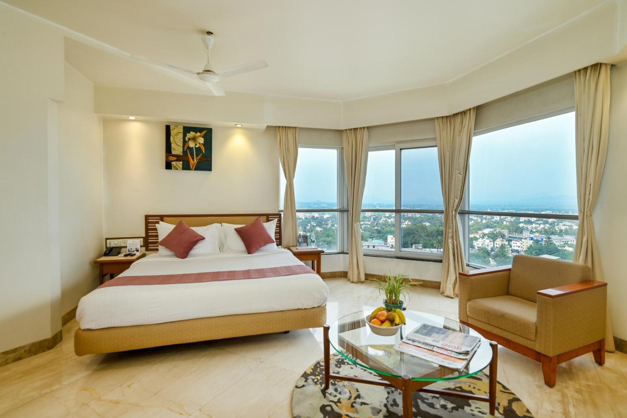 Maharaja Regency Hotel Satara Buitenkant foto