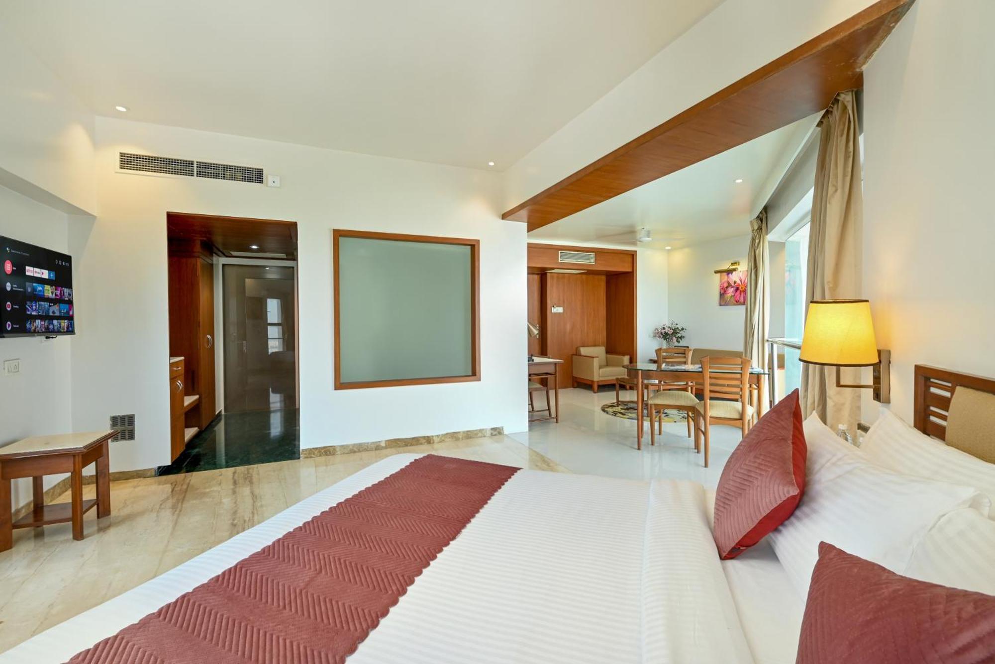 Maharaja Regency Hotel Satara Buitenkant foto