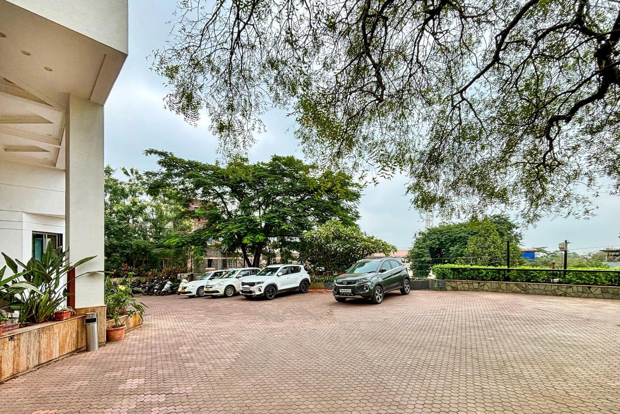 Maharaja Regency Hotel Satara Buitenkant foto