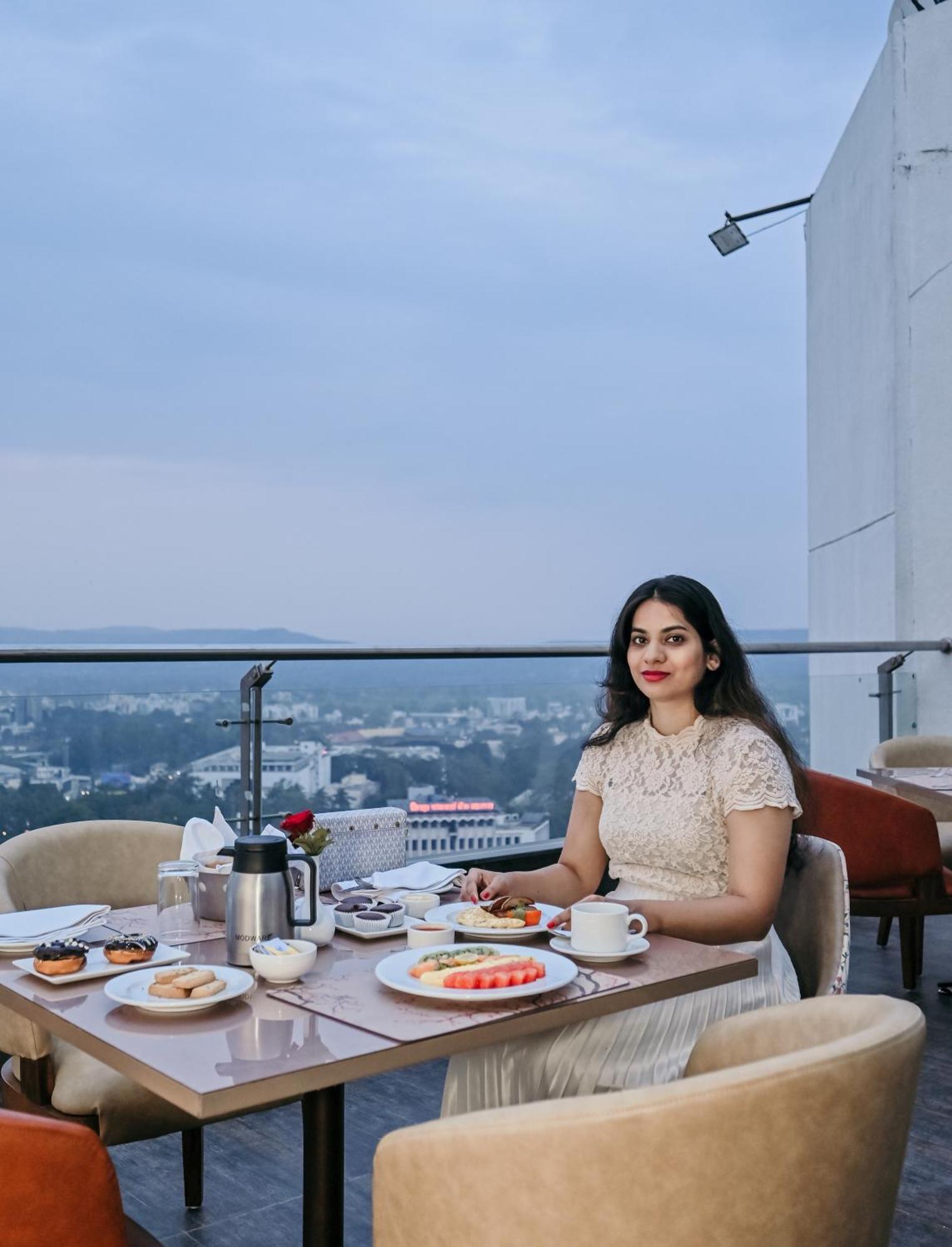 Maharaja Regency Hotel Satara Buitenkant foto