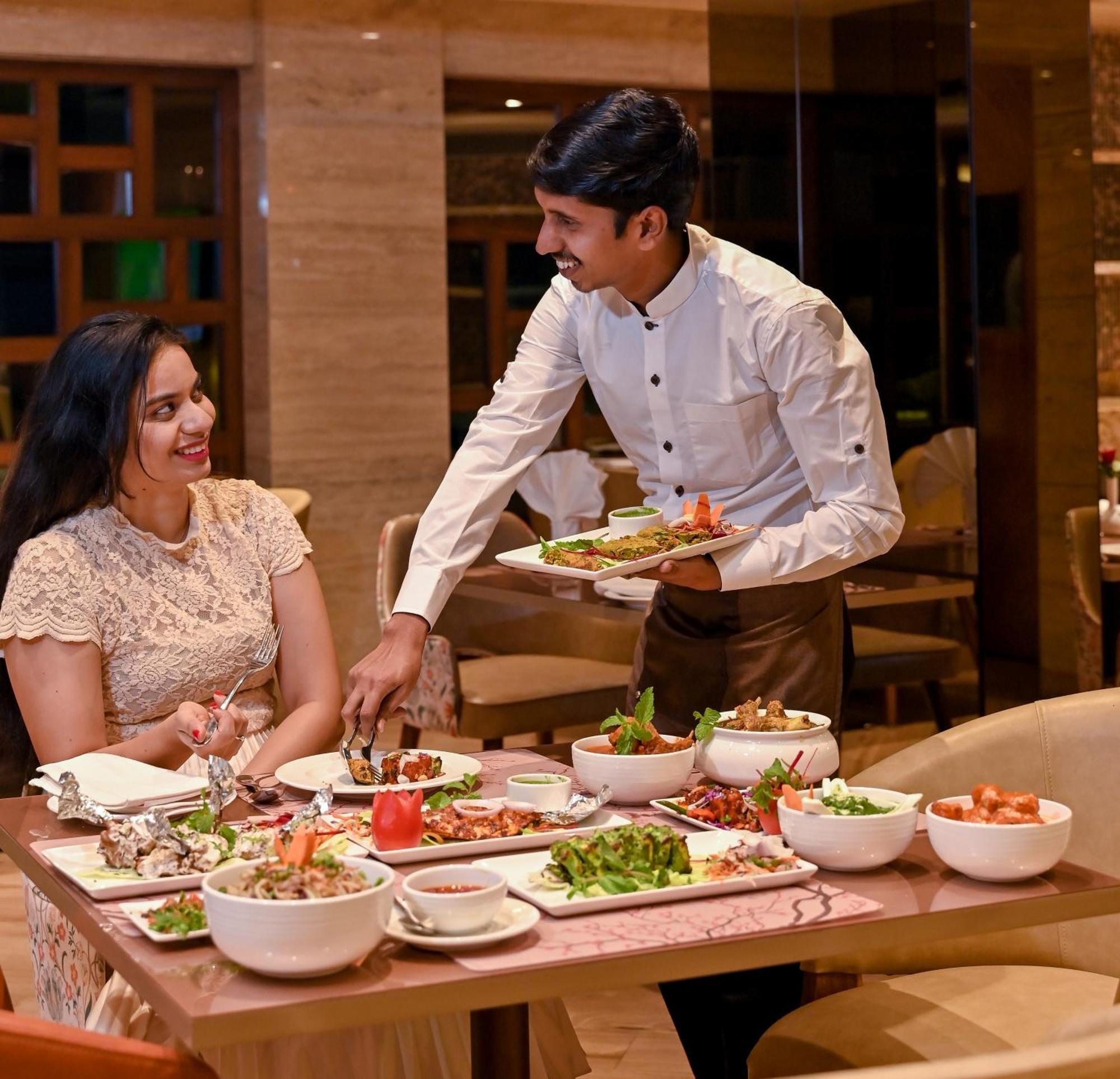 Maharaja Regency Hotel Satara Buitenkant foto