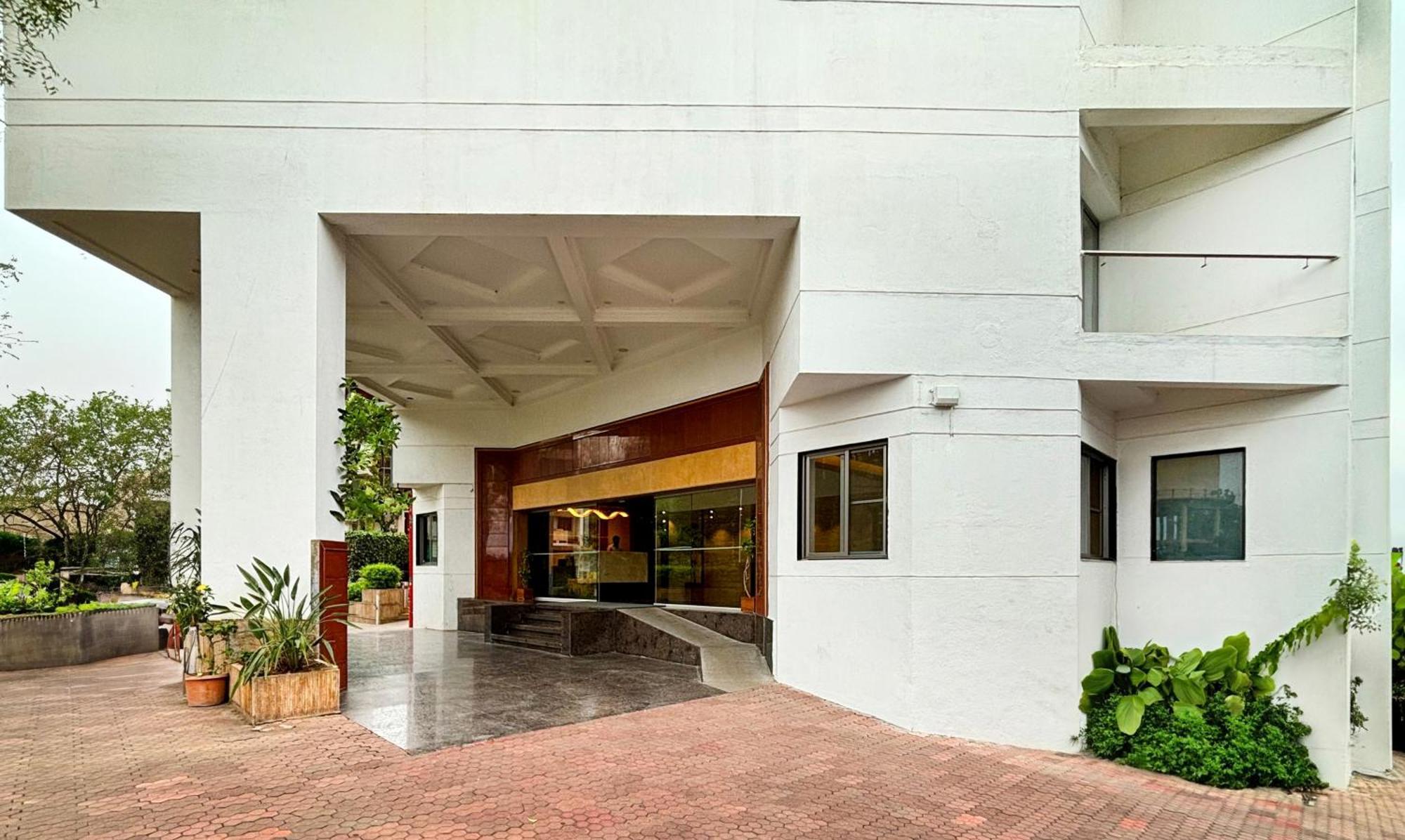 Maharaja Regency Hotel Satara Buitenkant foto