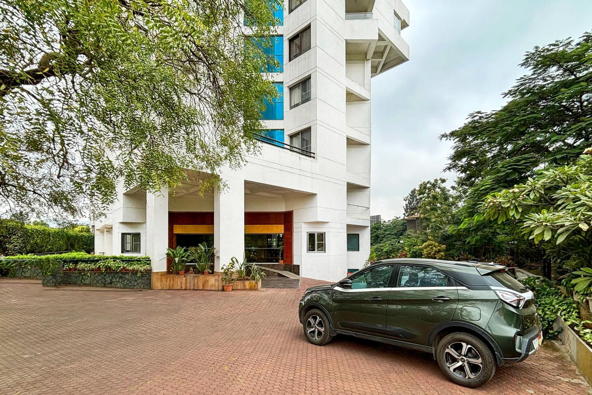 Maharaja Regency Hotel Satara Buitenkant foto